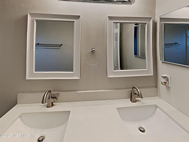 Building Photo - 4400 Apple Tree Pl