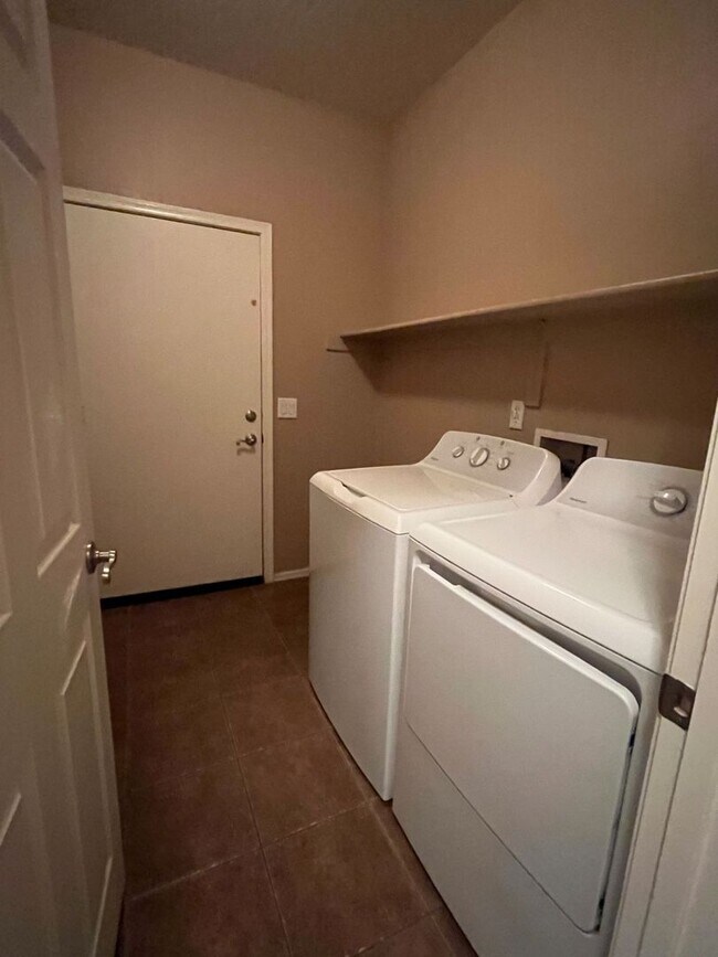 Building Photo - Desirable Chandler Location!