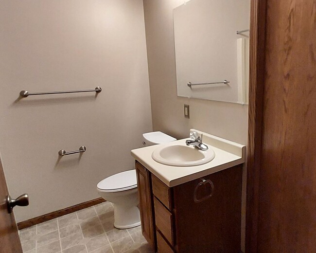 Building Photo - Nice 2 Bedroom Townhome