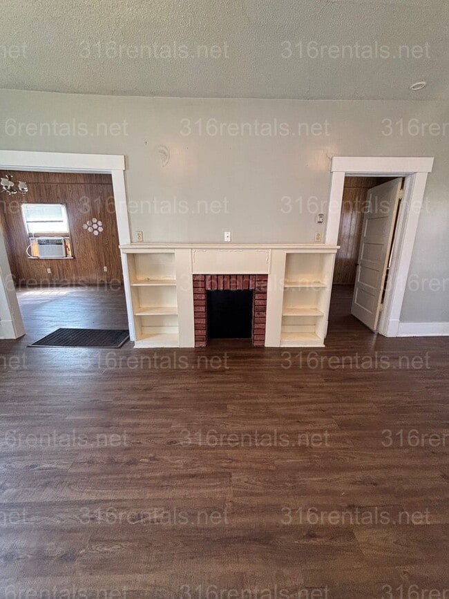 Building Photo - Three bedroom one bath freshly painted house available NOW!