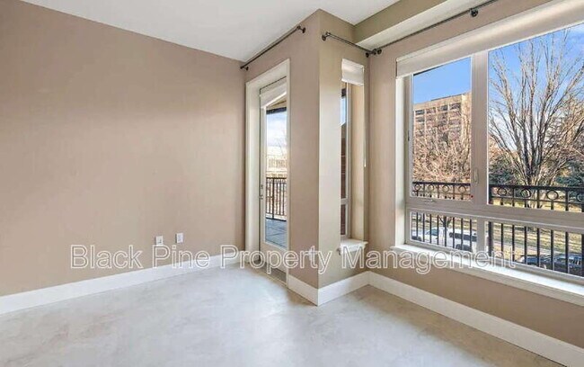 Building Photo - 323 W Jefferson St