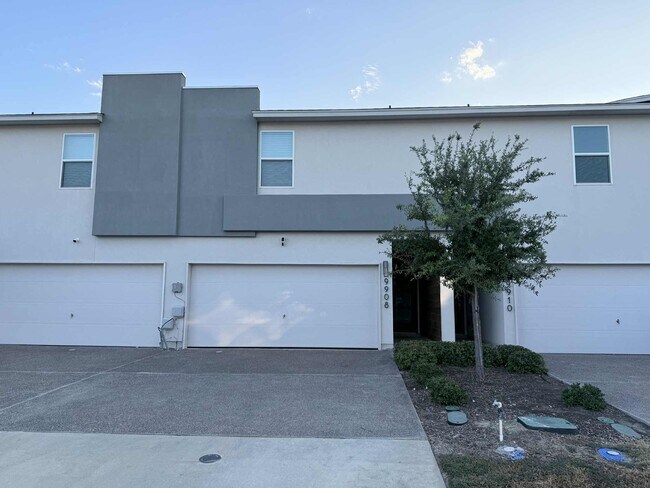 Building Photo - 9908 Bijan Dr
