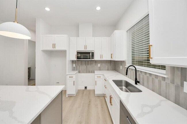 Building Photo - 5137 Pederson St