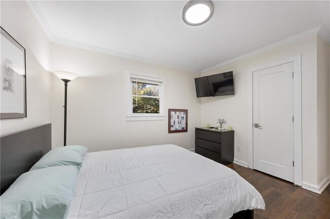 Building Photo - 1290 Glen Forest Way