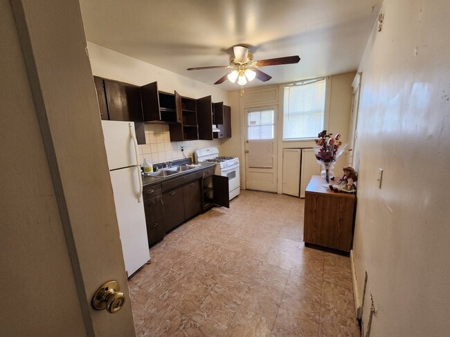 Building Photo - 8687-8689-8689 Oriole Ave