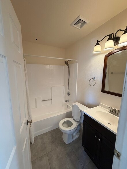 Building Photo - 13522 Glenoaks Blvd