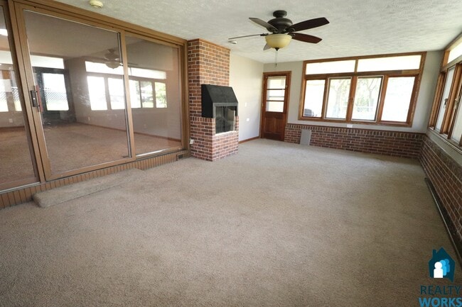 Building Photo - Large Duplex in Country Club Neighborhood!