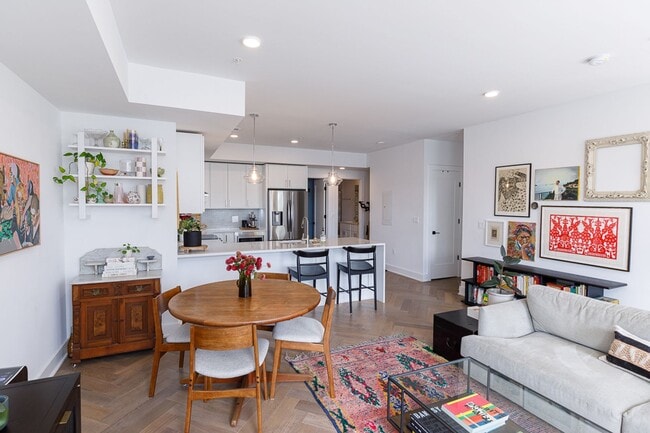 Building Photo - Newer Three Bed-Three Bath Townhouse Condo...