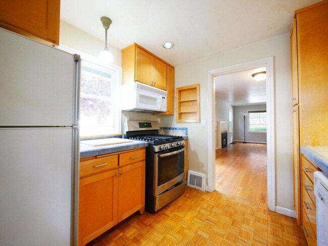 Building Photo - 5 BED & 2.5 BATH SINGLE FAMILY HOUSE FOR RENT