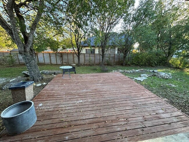 Building Photo - 2909 Yandall Dr