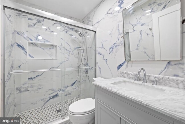 Building Photo - 2913 Collins Ave