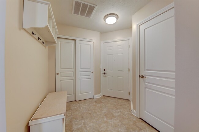 Building Photo - 613 Ivy Ridge Dr