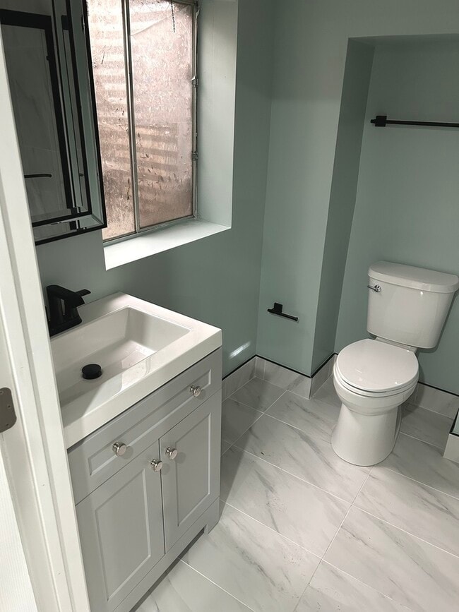 Building Photo - 1138 W Inverrary Ln