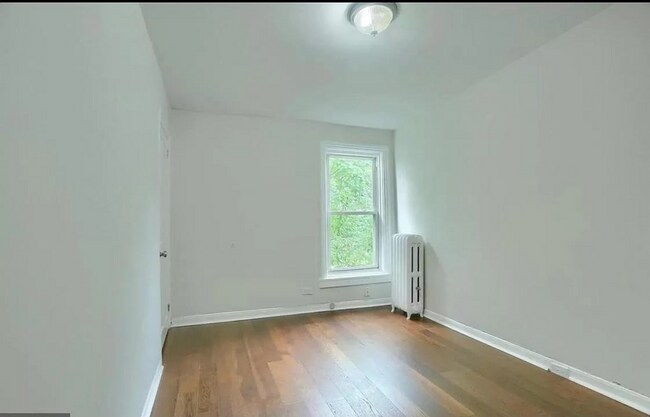 Building Photo - Spacious 3 Bedroom on 2nd