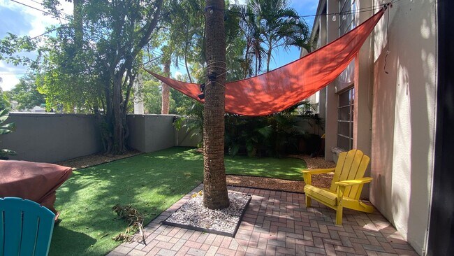 Building Photo - Charming 2/2 Seasonal Rental in Sarasota –...