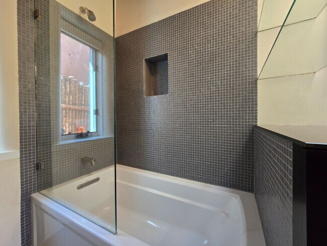 Building Photo - 624 Alto St