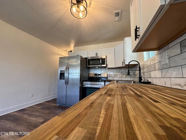 Building Photo - 1712 Vada Cir