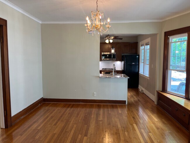 Building Photo - 256 Buckingham Ave