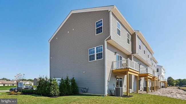 Building Photo - 122 Essex Dr