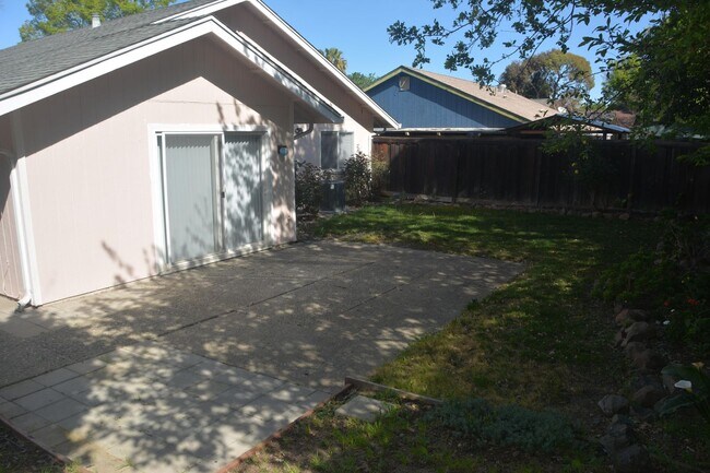 Building Photo - Sharp Pittsburg 3/2