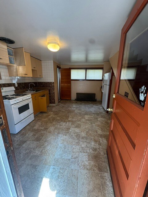 Kitchen - 109 Plymouth Ave