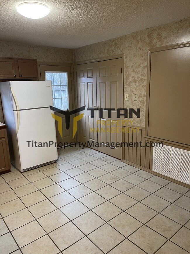 Building Photo - 2br/1.5 bath apartment