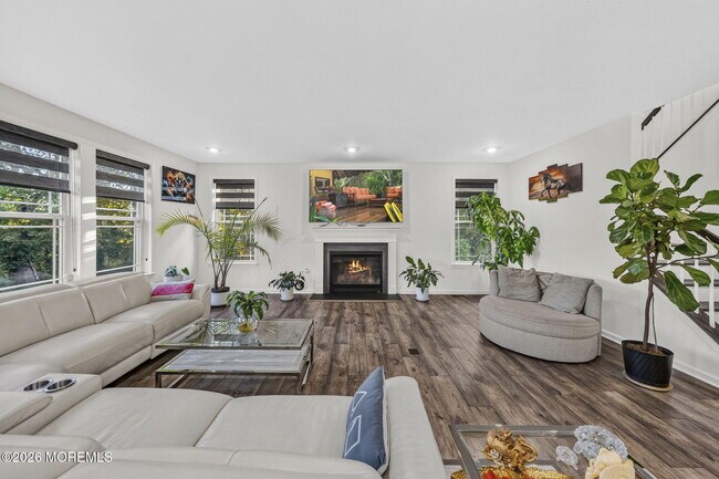 Building Photo - 319 Tulip Ct
