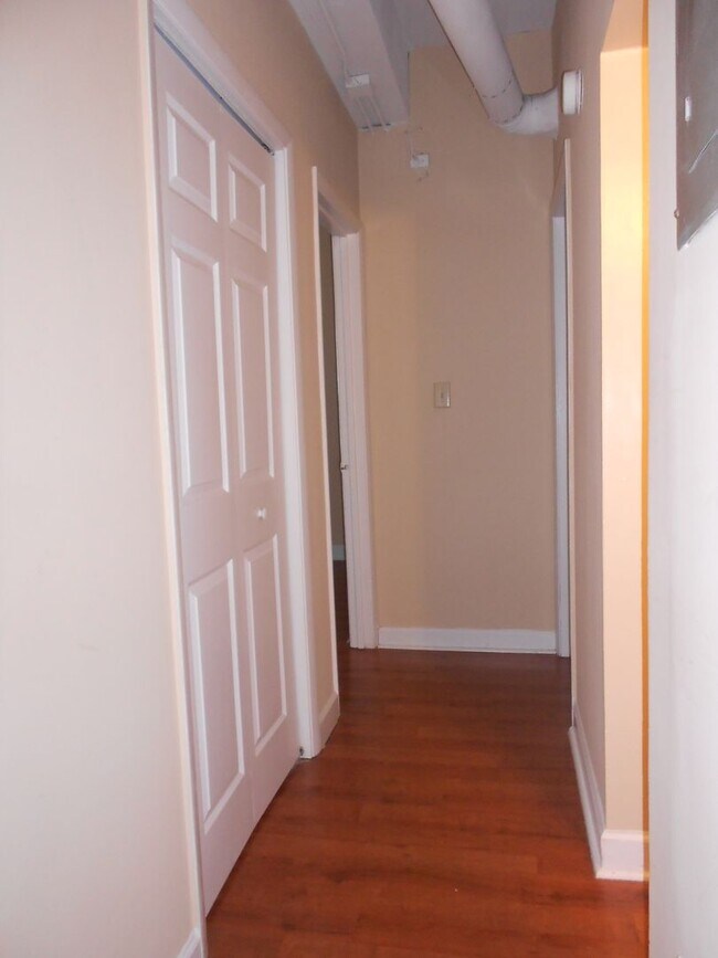 Building Photo - Cozy 2 Bedroom Apartment - Walk to UGA Cam...