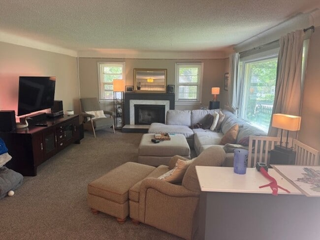 Building Photo - Updated 4 BR / 3 BA SFH w/ Hdwd Flrs, Sunny Porch, 2-car Garage in Robbinsdale!