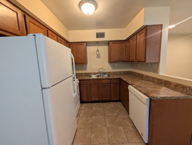 Building Photo - Move in Ready 2 bedroom