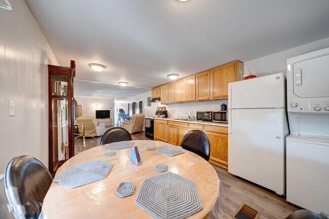 Building Photo - 351 Palm Dr