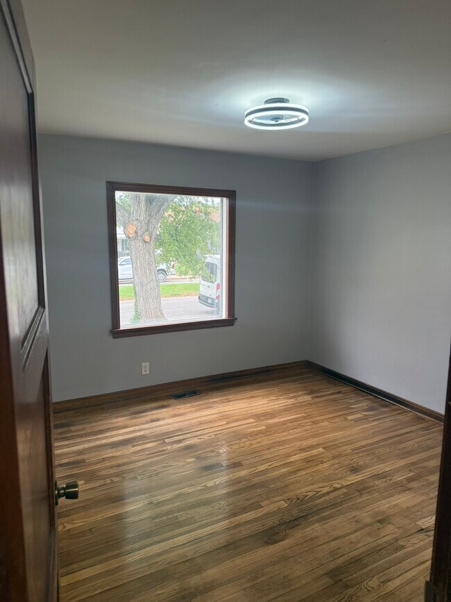 Building Photo - 1050 Bulen Ave