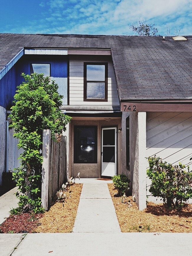 Building Photo - 742 Trekker St