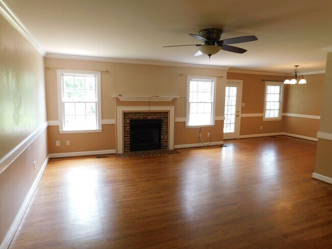 Building Photo - Beautiful home in the heart of Morehead City