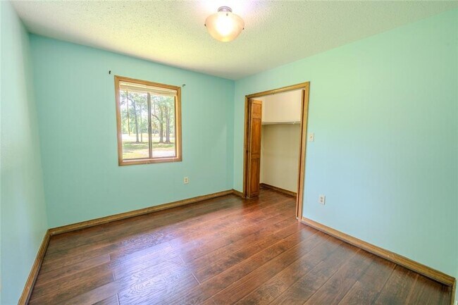 Building Photo - 3876 Higgins Rd