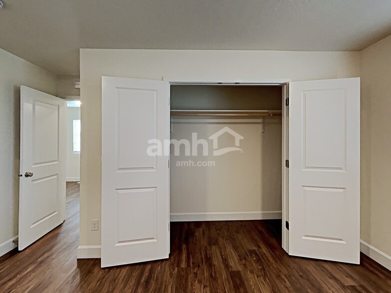 Building Photo - 884 N Garnet Creek Ave