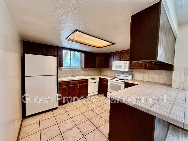 Building Photo - 13092 Monroe Dr