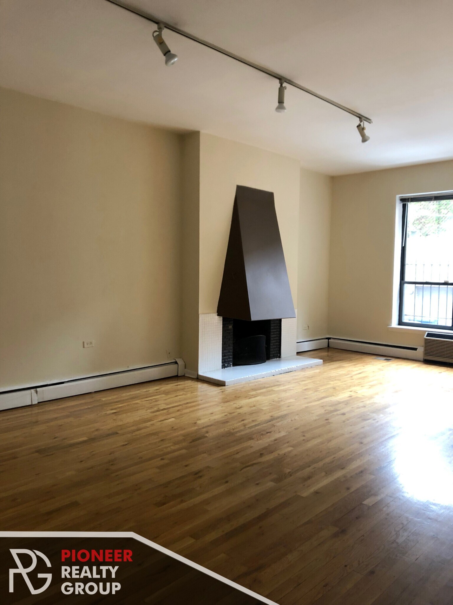 Building Photo - 1427 N Dearborn St