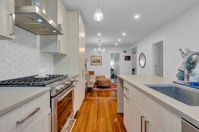 Building Photo - 351 Centre St