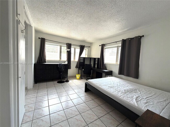 Building Photo - 1430 NE 170th St