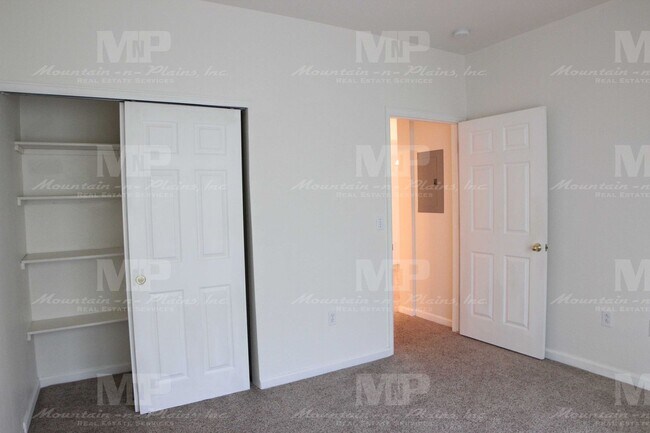 Building Photo - 5225 White Willow Dr