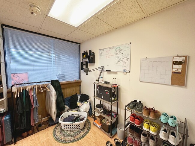 Building Photo - Huge 6 Bedroom, 3.5 Bathroom House in the ...