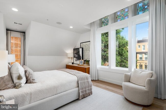 Building Photo - 1015 D St NE