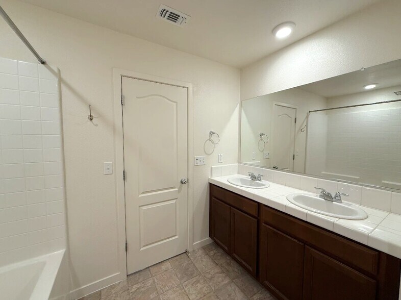 Building Photo - 395 Mono Lake Ave