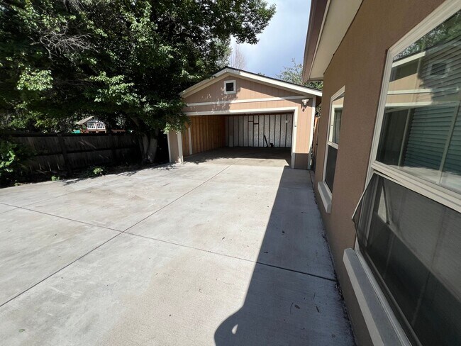 Building Photo - Spacious Lakewood Home