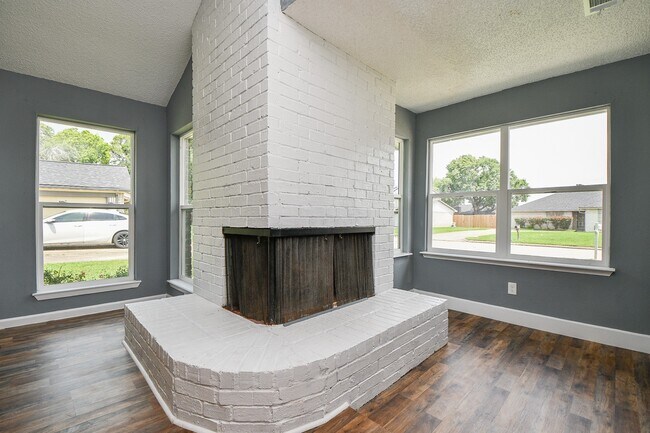 Building Photo - 17022 Quail Park Dr