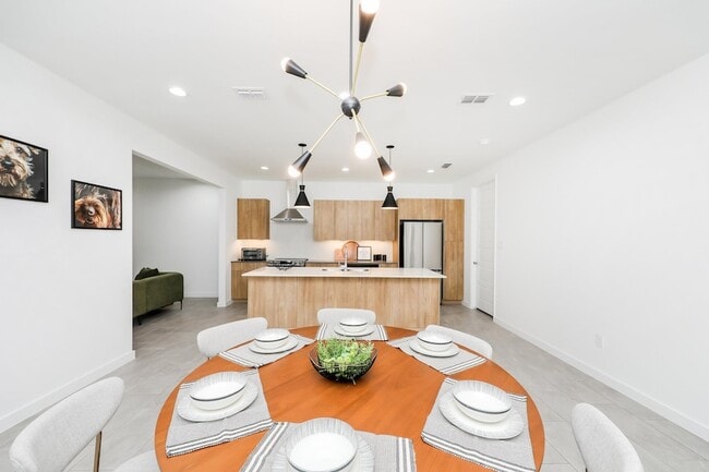 Building Photo - 305 Deer Path Lp