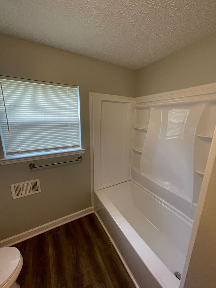 Building Photo - 634 Maple Top Dr