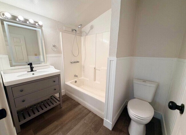 Building Photo - Charming Home in Exeter coming soon!