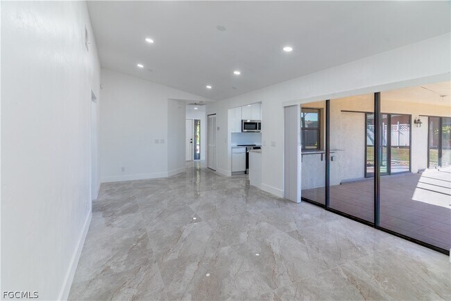 Building Photo - 720 Chavers St